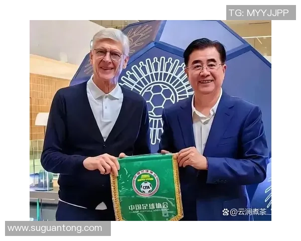 南美足球明星齐聚一堂合影留念展现激情与友谊的瞬间 南美足球明星齐聚一堂合影留念展现激情与友谊的瞬间