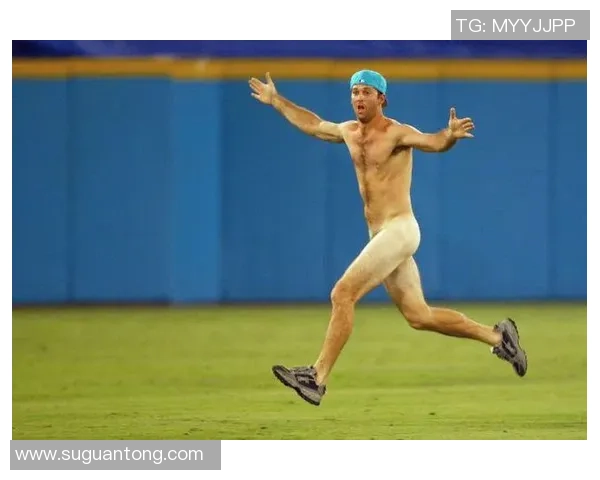 男足球明星因慈善活动裸跑引发热议展现运动员勇气与社会责任感 男足球明星因慈善活动裸跑引发热议展现运动员勇气与社会责任感